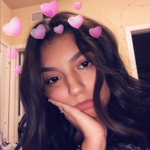 Meet your Posher, Larissa